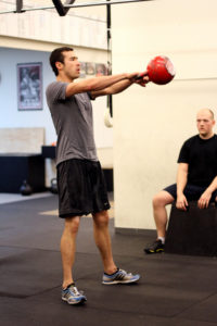 Kettlebell sendo usado em um treino de fortalecimento muscular.